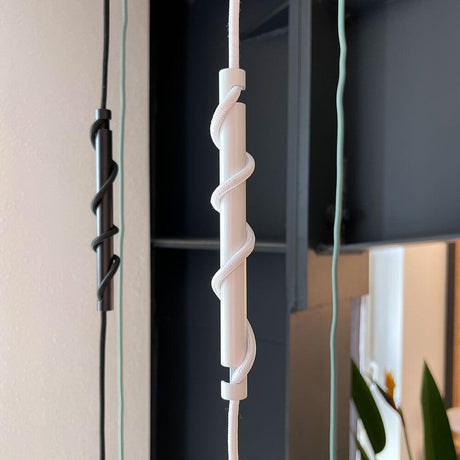 s.luce Coupe-câble modulaire en blanc avec système de gestion des câbles pour un ajustement facile de la hauteur des câbles.