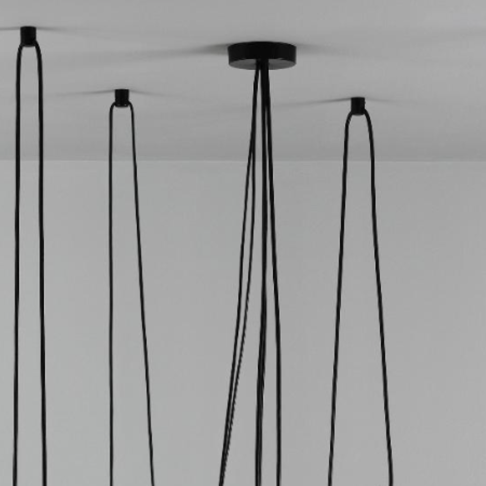 s.luce Modular Mehrfach-Baldachin mit schwarzen Kabeln und Deckenelement, ideal für individuelle Beleuchtung.