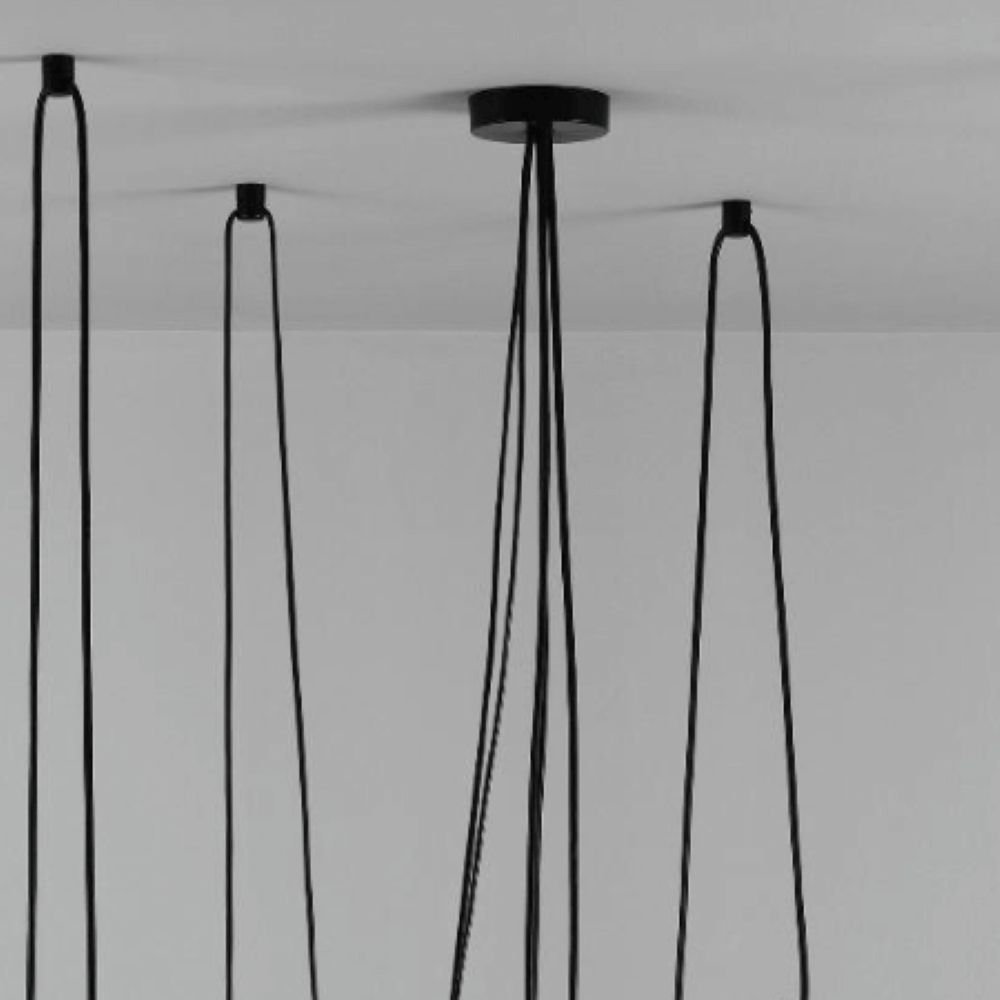 s.luce Modular Mehrfach-Baldachin 1-6 Ausgänge Ø 15cm mit abgehängten Kabeln an der Decke.