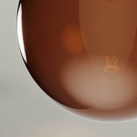 s.luce Orb Axis Glas-Tischlampe Dreibein 20cm in Detailansicht mit reflektierendem Glaskörper.