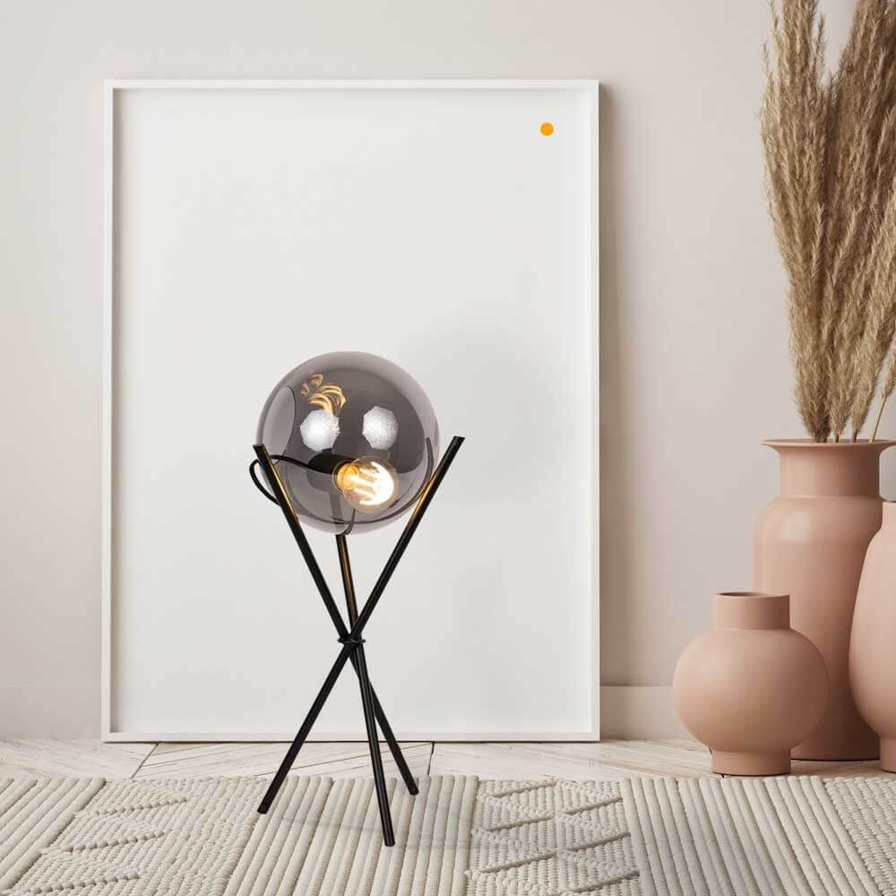 s.luce Orb Axis Glas-Tischlampe Dreibein 20cm mit modernem Design und elegantem Lichtspiel im Raum.