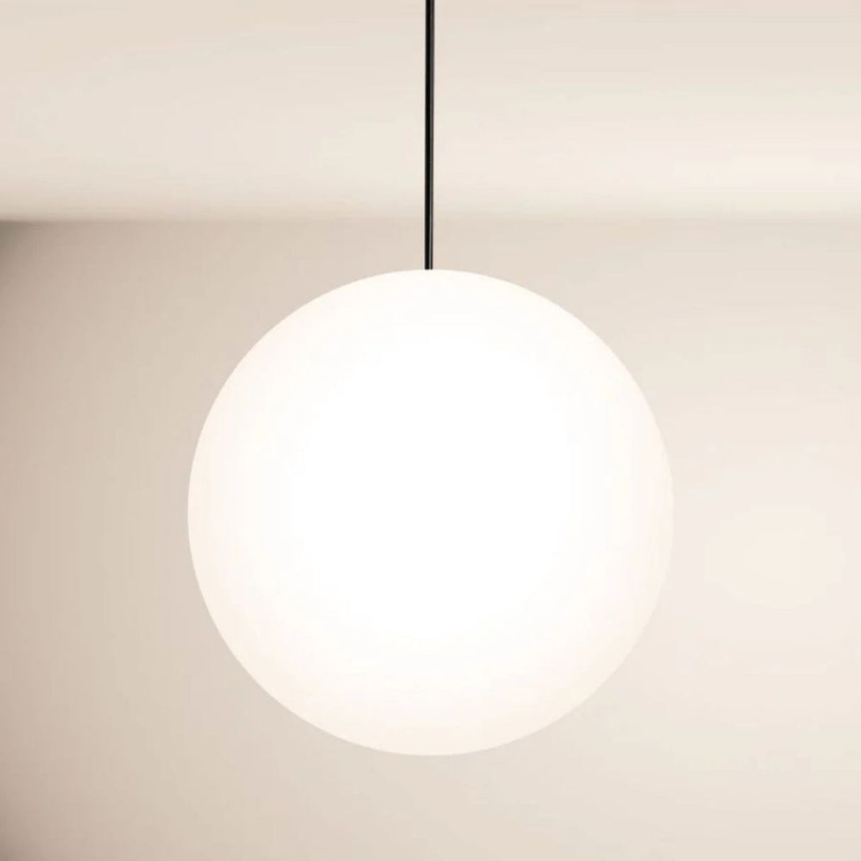 s.luce Orb Cluster Glas-Pendelampe 3-flammig 3x50cm, stilvolle Pendelleuchte aus opalem Glas, perfekt für Wohnzimmer und Esstisch.