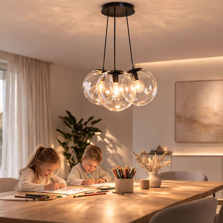 s.luce Orb Cluster Glas-Pendelampe 3-flammig 3x50cm über einem Esstisch, moderne Beleuchtung mit mundgeblasenen Glaskugeln.