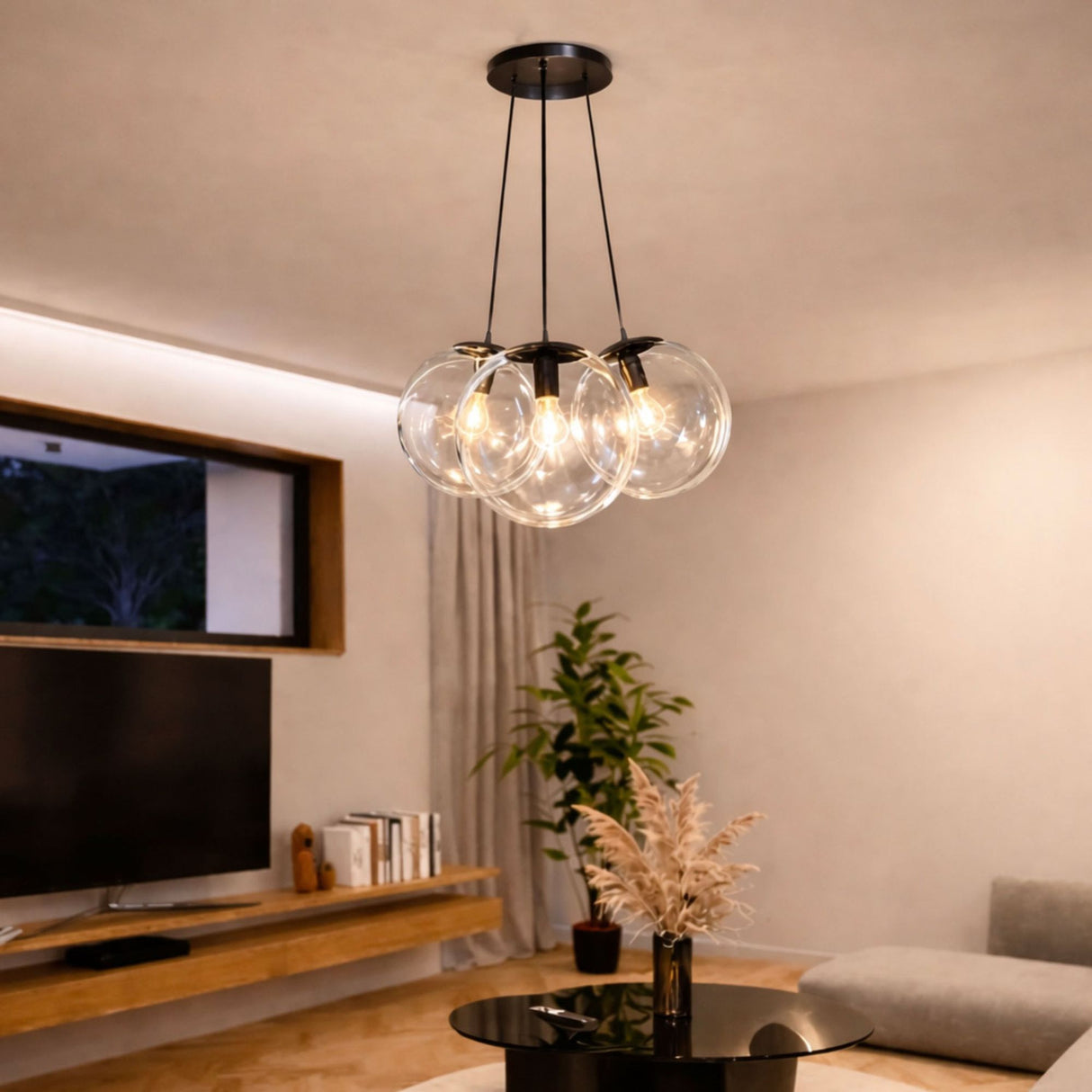 s.luce Orb Cluster Glas-Pendelampe 3-flammig 3x50cm in modernem Wohnzimmer mit eleganten, mundgeblasenen Glaskugeln.