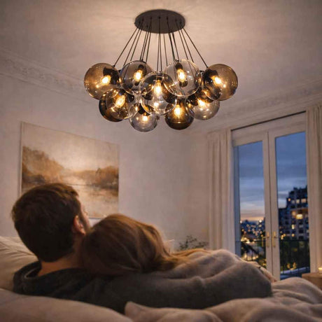 s.luce Orb Cluster Glas-Pendelleuchte 13-flammig 13x20cm in modernem Wohnzimmer, elegante Lichtwirkung mit mundgeblasenen Glaskugeln.