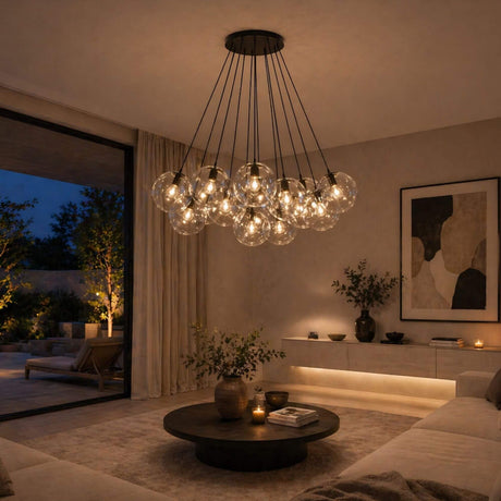 s.luce Orb Cluster Glas-Pendelleuchte 13-flammig 13x20cm im modernen Wohnzimmer mit glamouröser Lichtatmosphäre.