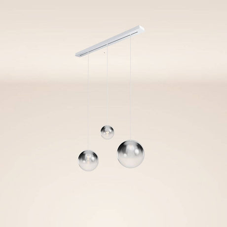 s.luce Orb Esstisch-Hängelampe 3-flammig 120cm Ø 20/30/40 mit eleganten hängenden Kugeln in modernem Design.