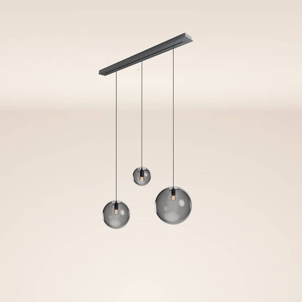 s.luce Orb Esstisch-Hängelampe 3-flammig 120cm Ø 20/30/40, moderne Pendelleuchte mit drei gläsernen Kugeln.