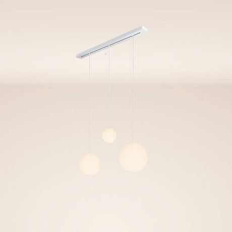 s.luce Orb Esstisch-Hängelampe 3-flammig 120cm Ø 20/30/40 mit drei Pendelleuchten in modernem Design.