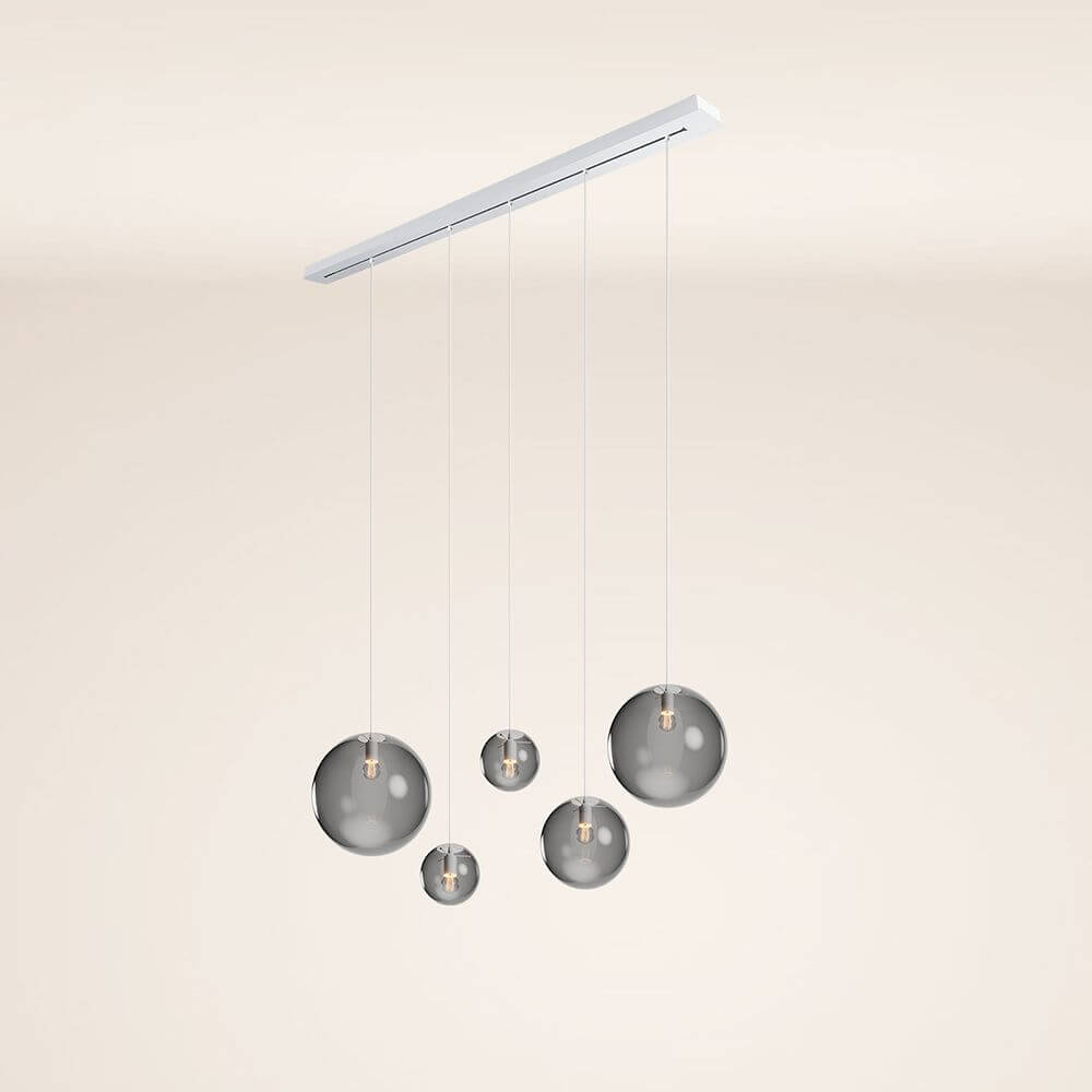 s.luce Orb Esstisch-Hängeleuchte 5-flammig 160cm mit modernen Pendelkugeln in verschiedenen Größen.