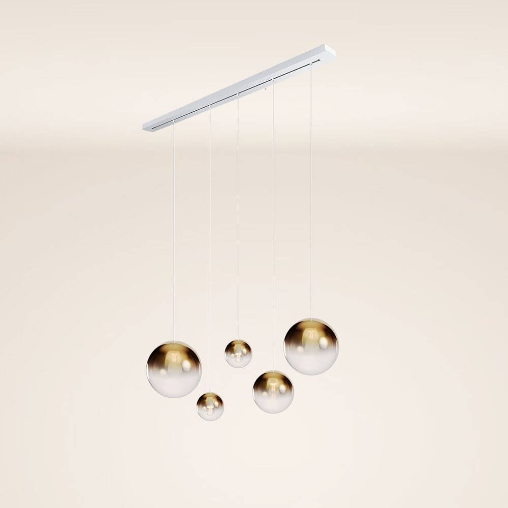 s.luce Orb Esstisch-Hängeleuchte 5-flammig 160cm mit modernen, schimmernden Glaskugeln in verschiedenen Größen.