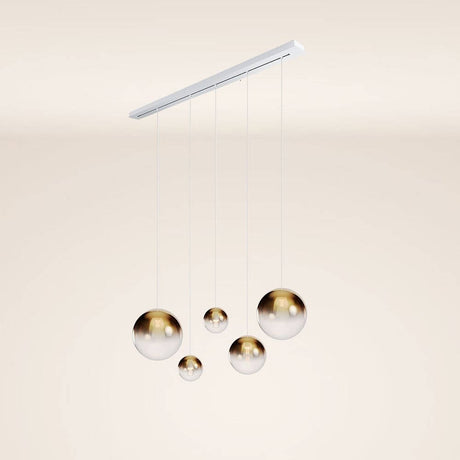 s.luce Orb Esstisch-Hängeleuchte 5-flammig 160cm mit modernen, schimmernden Glaskugeln in verschiedenen Größen.