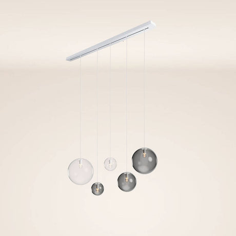 s.luce Orb Esstisch-Hängeleuchte 5-flammig 160cm mit modernen Glaslampen in unterschiedlichen Größen.