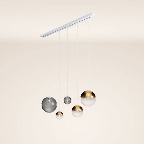 s.luce Orb Esstisch-Hängeleuchte 5-flammig 160cm mit modernen, schimmernden Glaskugeln und elegantem Design.
