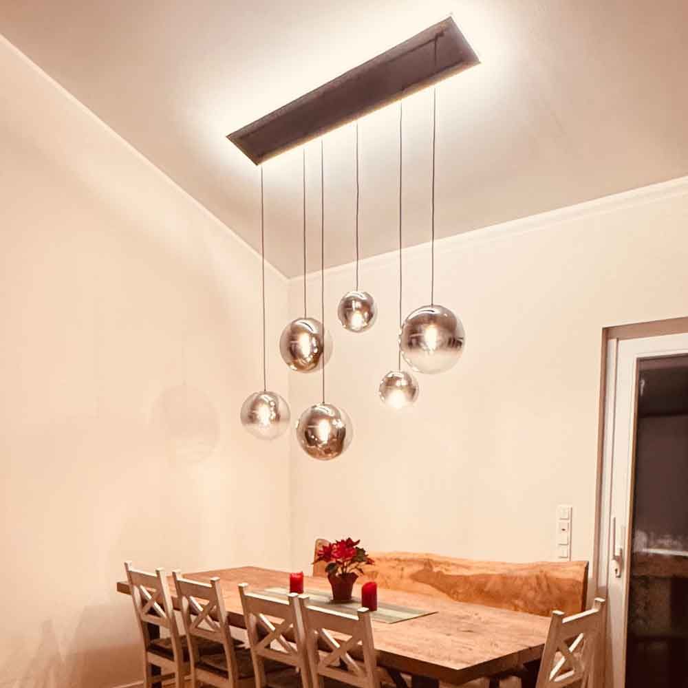 s.luce Orb Esstisch-Hängeleuchte 5-flammig 160cm über einem eleganten Esstisch