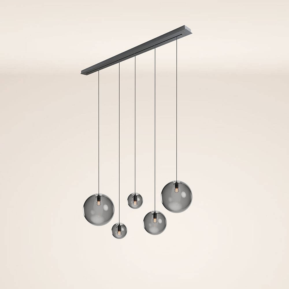 s.luce Orb Esstisch-Hängeleuchte 5-flammig 160cm mit modernem Design und fünf schimmernden Glaskugeln.