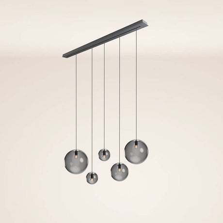 s.luce Orb Esstisch-Hängeleuchte 5-flammig 160cm mit modernem Design und fünf schimmernden Glaskugeln.