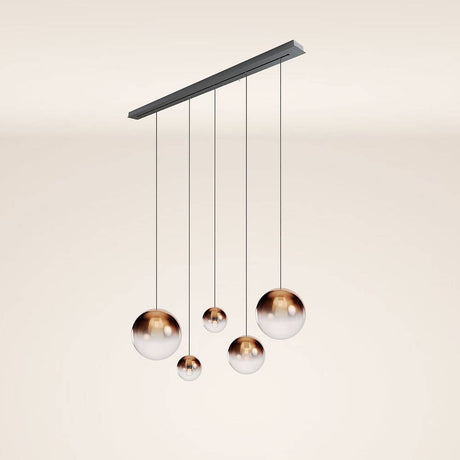 s.luce Orb Esstisch-Hängeleuchte 5-flammig 160cm mit fünf hängenden, stilvollen Glaskugeln.