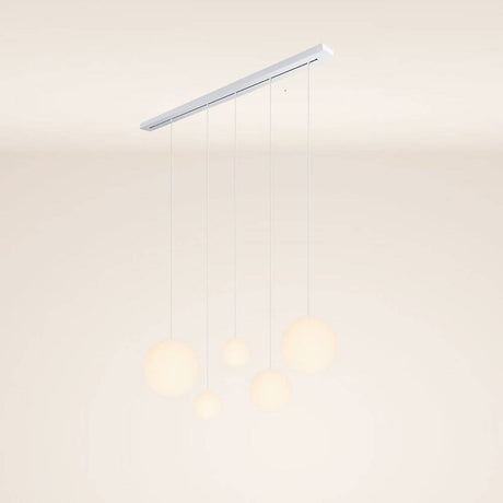 s.luce Orb Esstisch-Hängeleuchte 5-flammig 160cm mit fünf schwebenden Lampenschirmen.