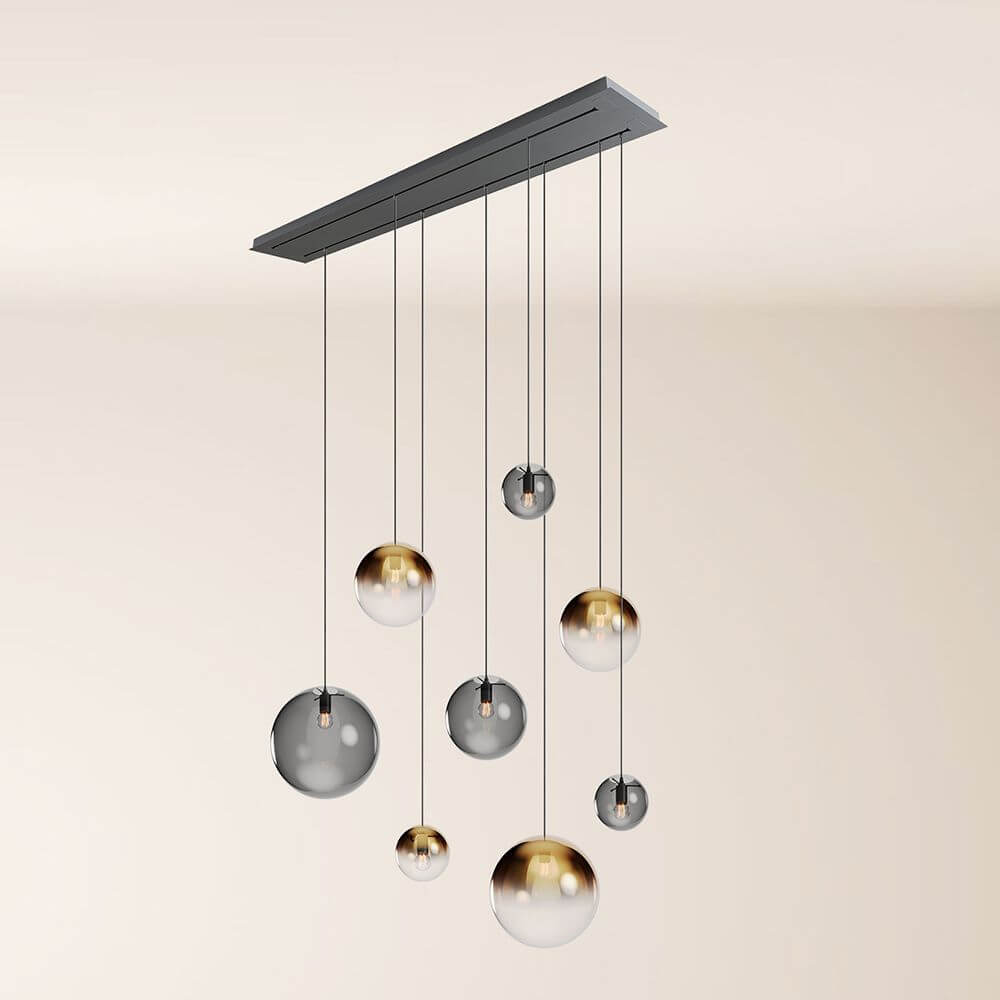 s.luce Orb Esstischleuchte 8-flammig 160cm 2-reihig mit modernen Glaskugeln an einem Balken.