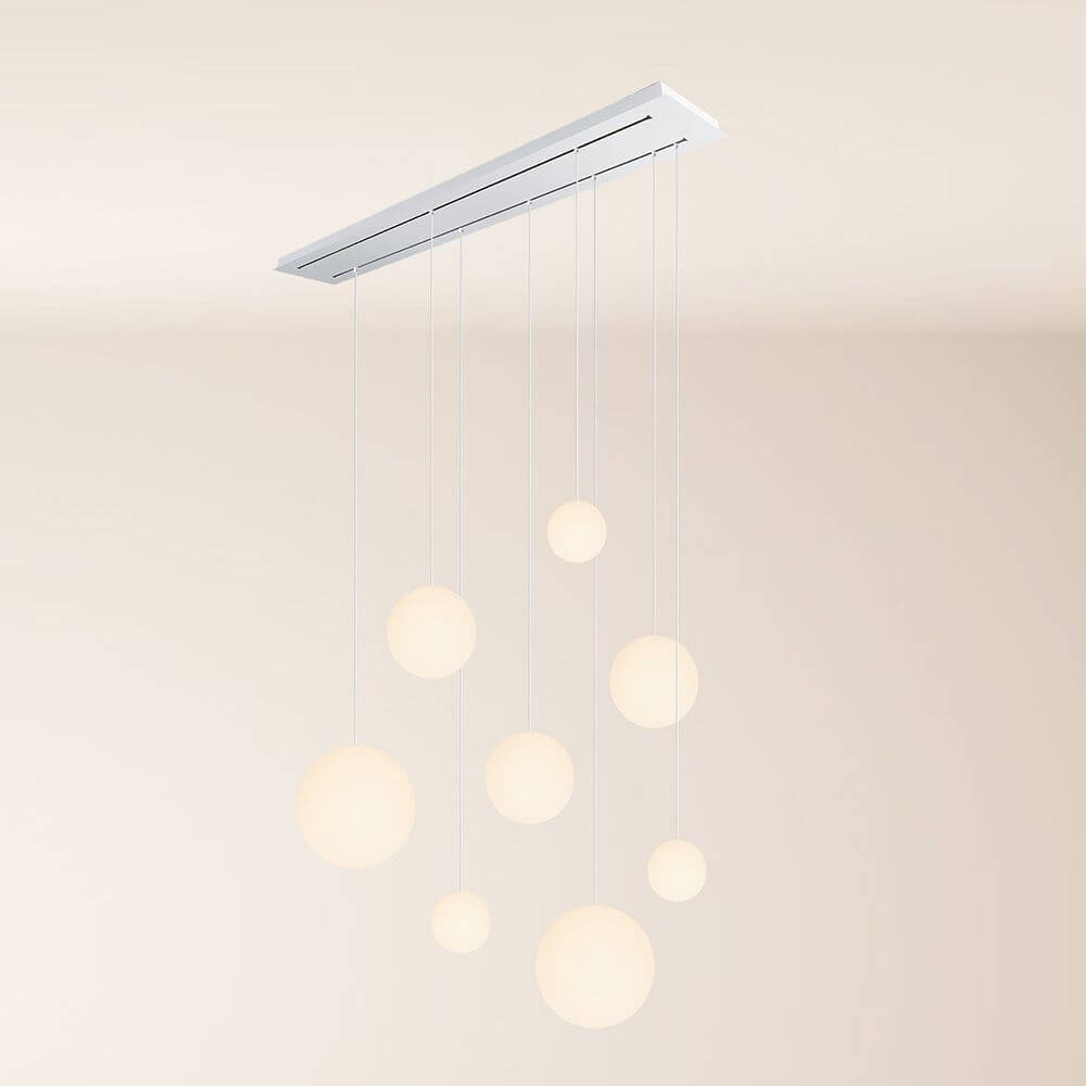 s.luce Orb Esstischleuchte 8-flammig 160cm 2-reihig, moderne Pendelleuchte mit hängenden, weißen Kugeln.