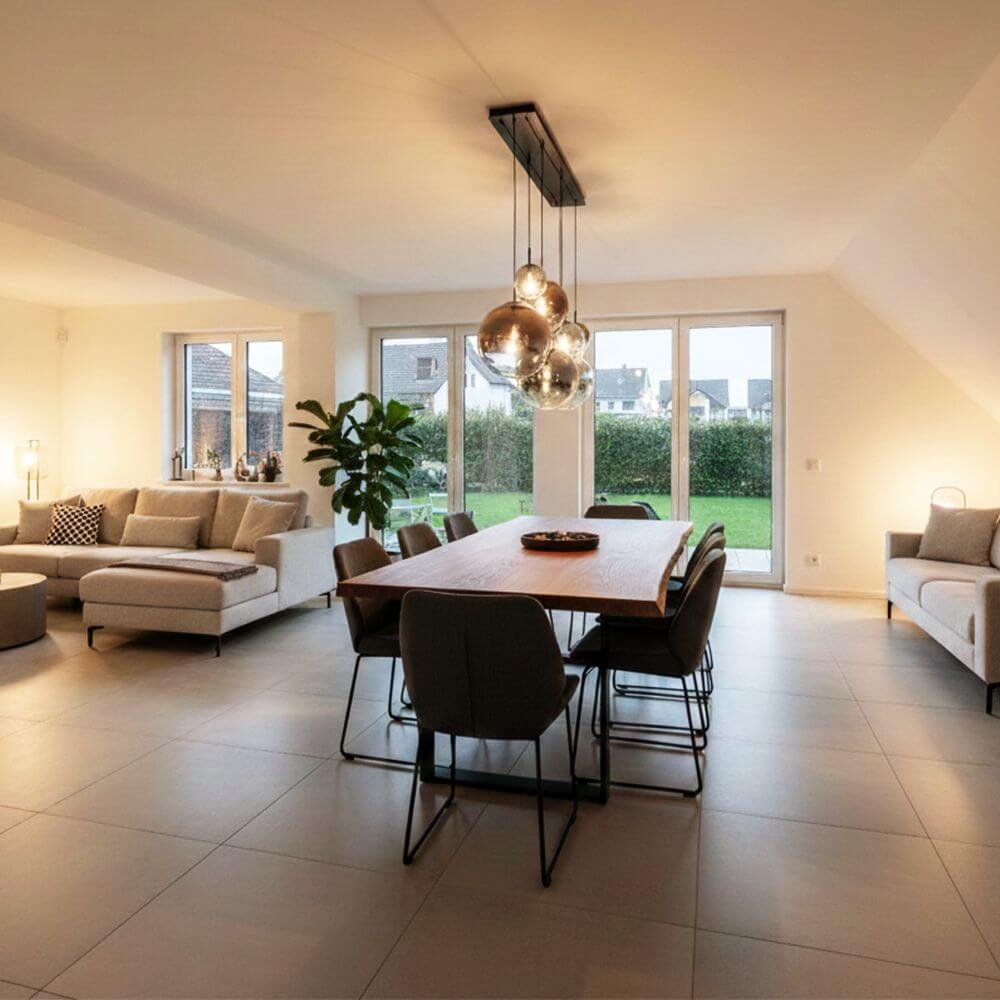 s.luce Orb Esstischleuchte 8-flammig 160cm 2-reihig beleuchtet den modernen Wohnraum mit Stil.