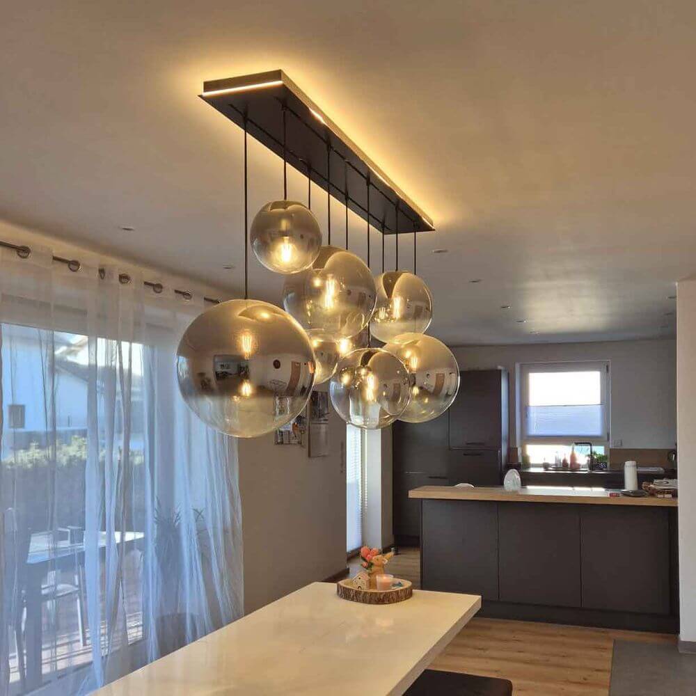 s.luce Orb Esstischleuchte 8-flammig 160cm 2-reihig in moderner Küche mit stilvollen Pendelleuchten.