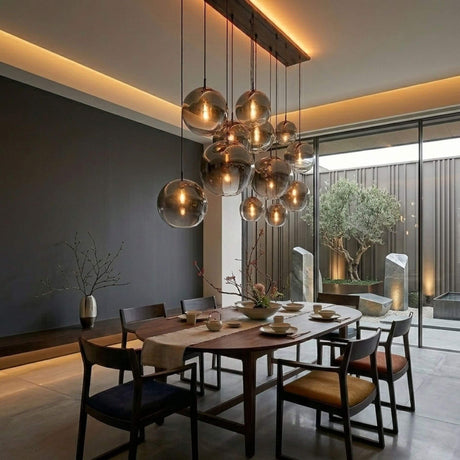 s.luce Orb Esszimmerlampe 12-flammig 160cm 2-reihig über einem modernen Esstisch im eleganten Wohnraum.