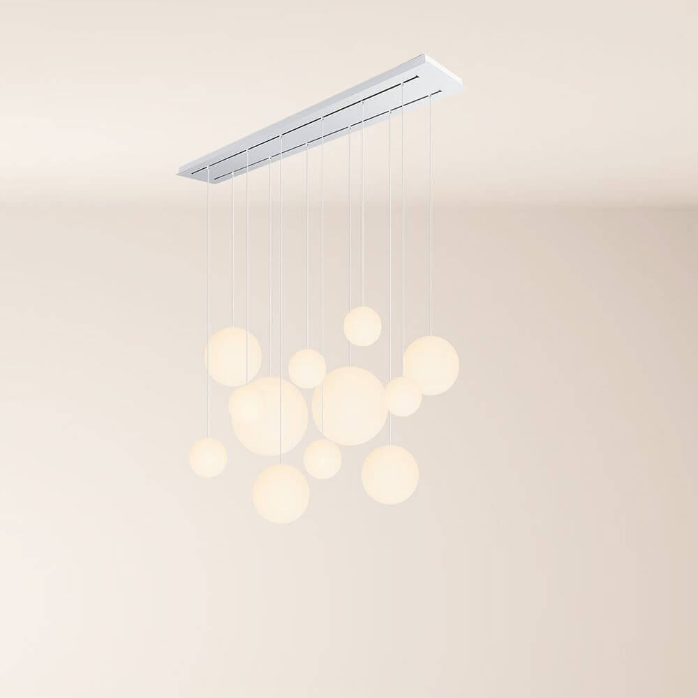 s.luce Orb Esszimmerlampe 12-flammig 160cm 2-reihig mit modernen, hängenden Lichtkugeln in einer eleganten Anordnung.