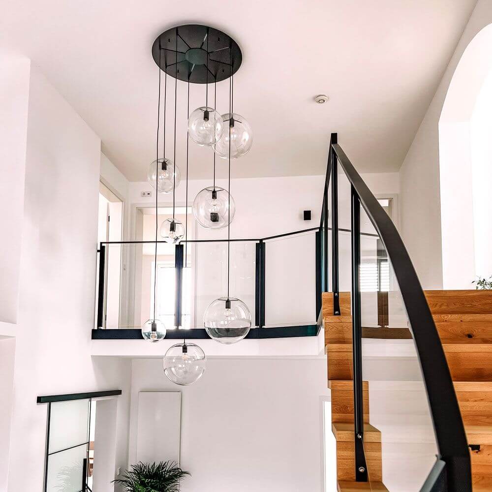 s.luce Orb Galerie lampe 8-armet Modular i moderne stuer over trappen.