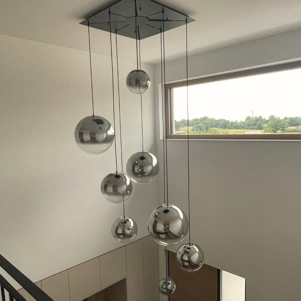 s.luce Orb Galerielampe 8-flammig Modular hängende Pendelleuchte mit modernen, glänzenden Kugeln.