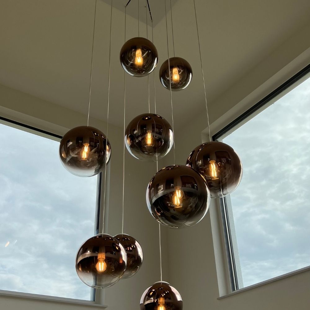 s.luce Lampe de galerie Orb 8 flammes Modular dans un design moderne avec plusieurs luminaires suspendus.
