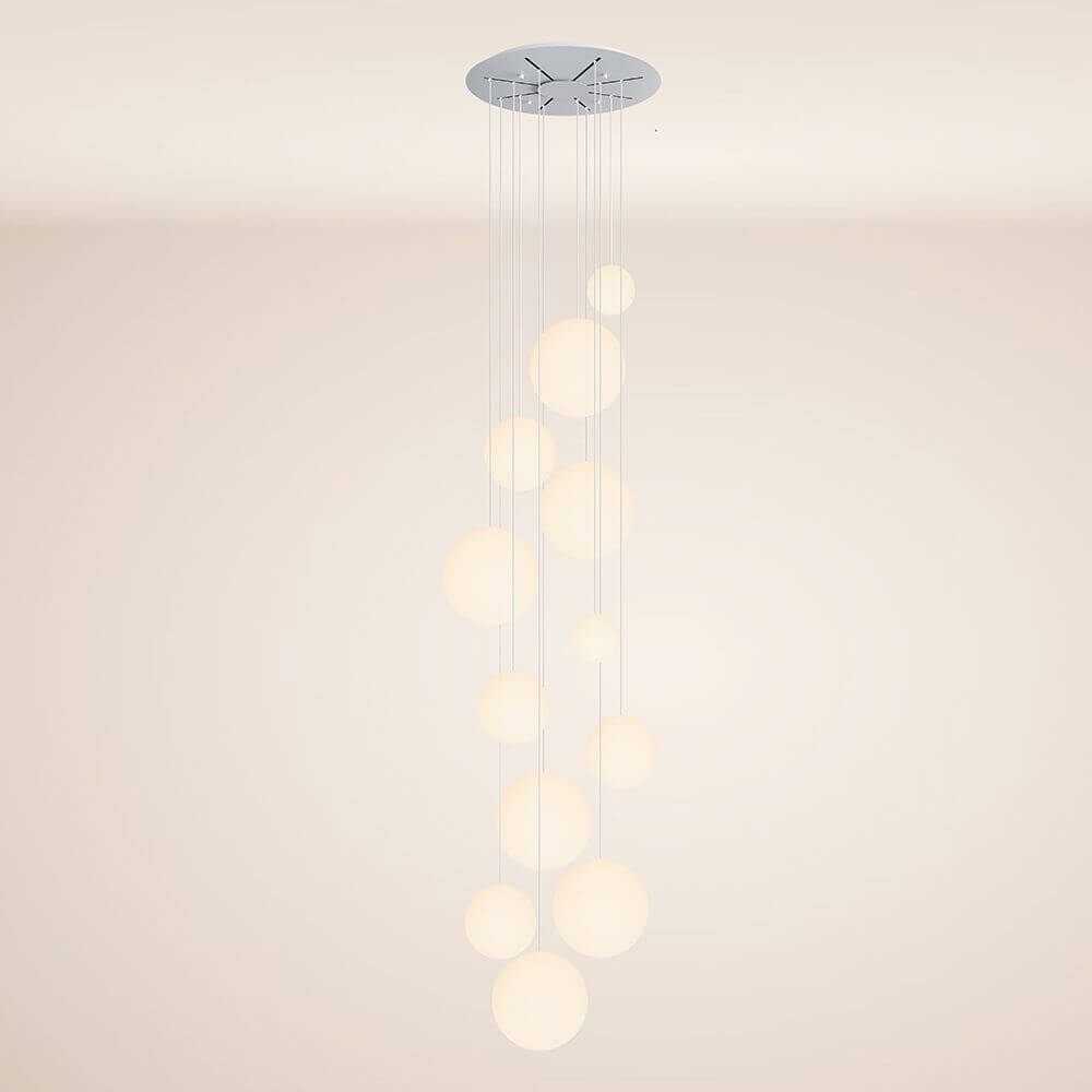 s.luce Orb 12-flammige Modulpendelleuchte mit eleganten, schwebenden Leuchtkugeln, perfektes modernes Design für Wohnräume.