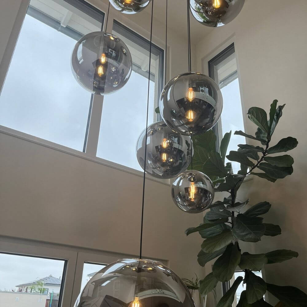s.luce Orb Modular Pendelleuchte mit 12-glänzenden Glaskugeln in modernem Design.