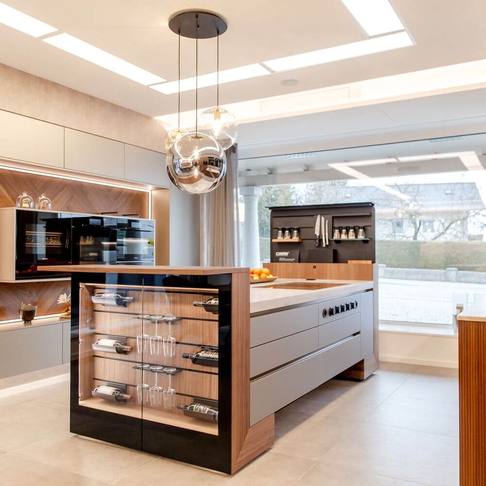 Elegante s.luce Orb Galerieleuchte 3- oder 5-flammig Modular Baldachin über modernem Kücheninsel-Design.