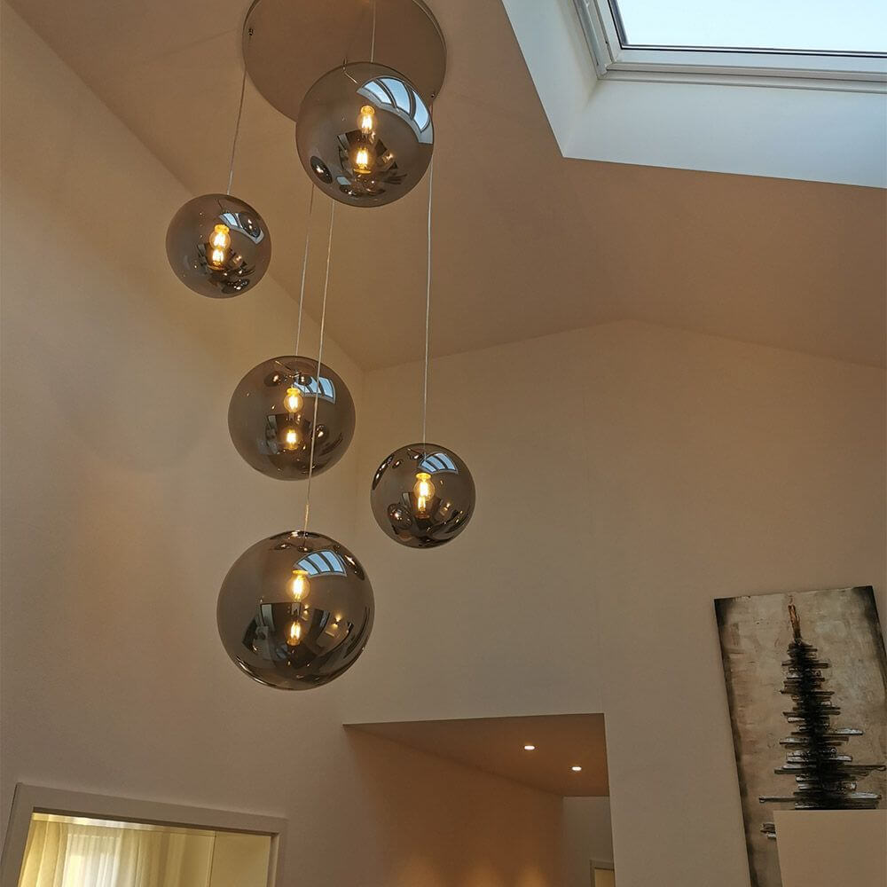 s.luce Orb Galerieleuchte 3- oder 5-flammig Modular Baldachin in moderner Galerie mit glänzenden Kugeln.