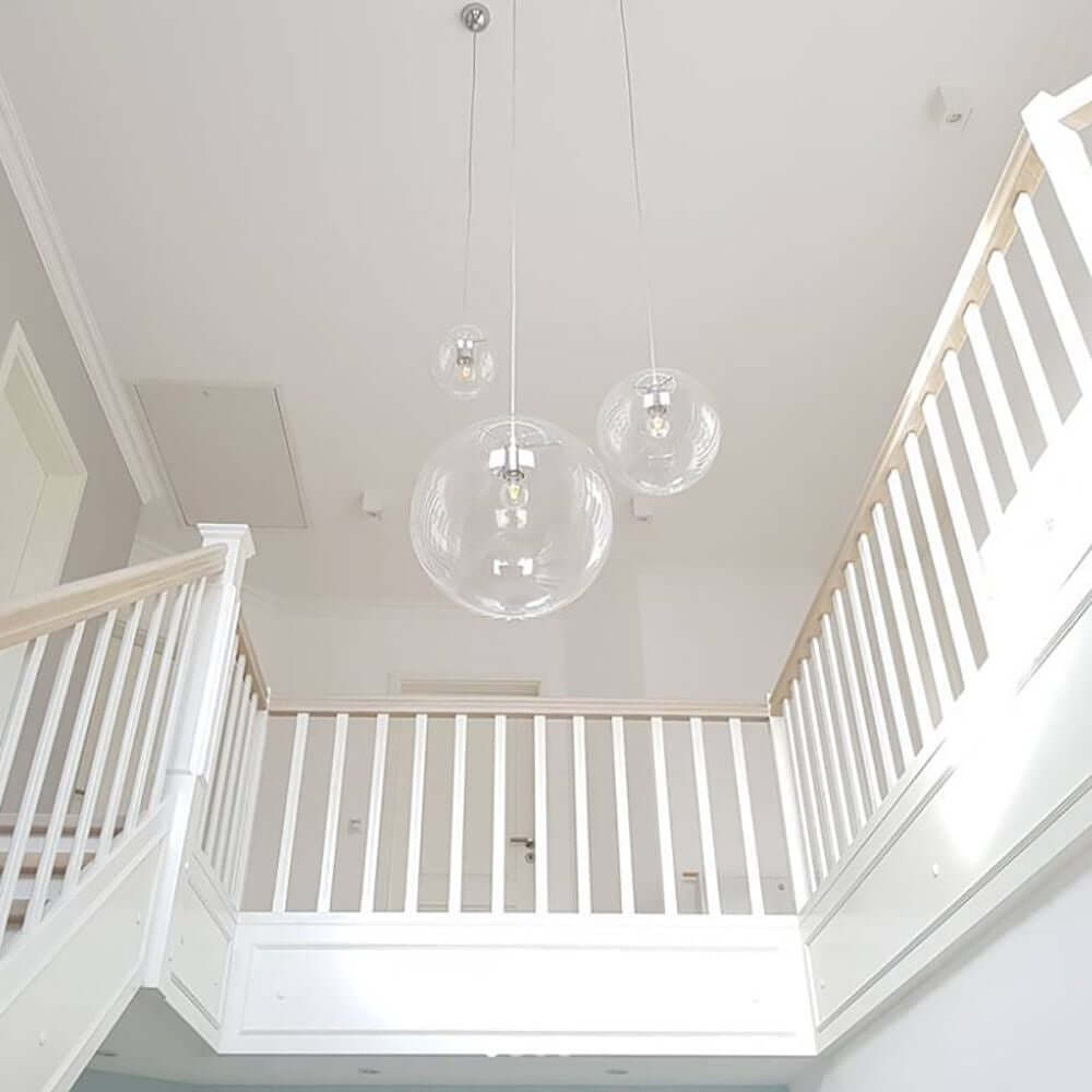 s.luce Orb Galerieleuchte 3- oder 5-flammig Modular Baldachin über Treppe in heller Umgebung.