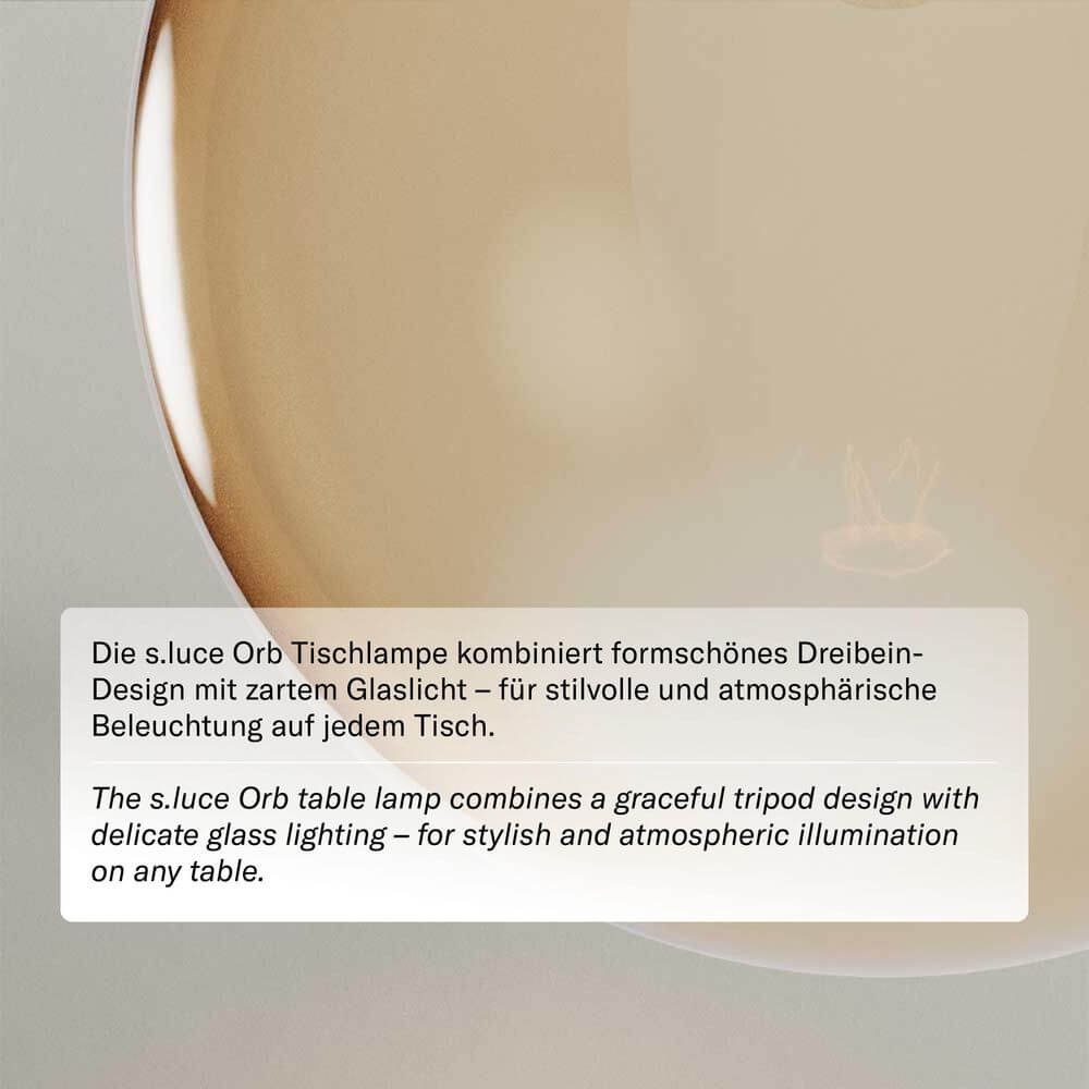 s.luce Orb Axis Glas-Tischlampe Dreibein 20cm mit elegantem Lichtdesign auf hellem Tisch.