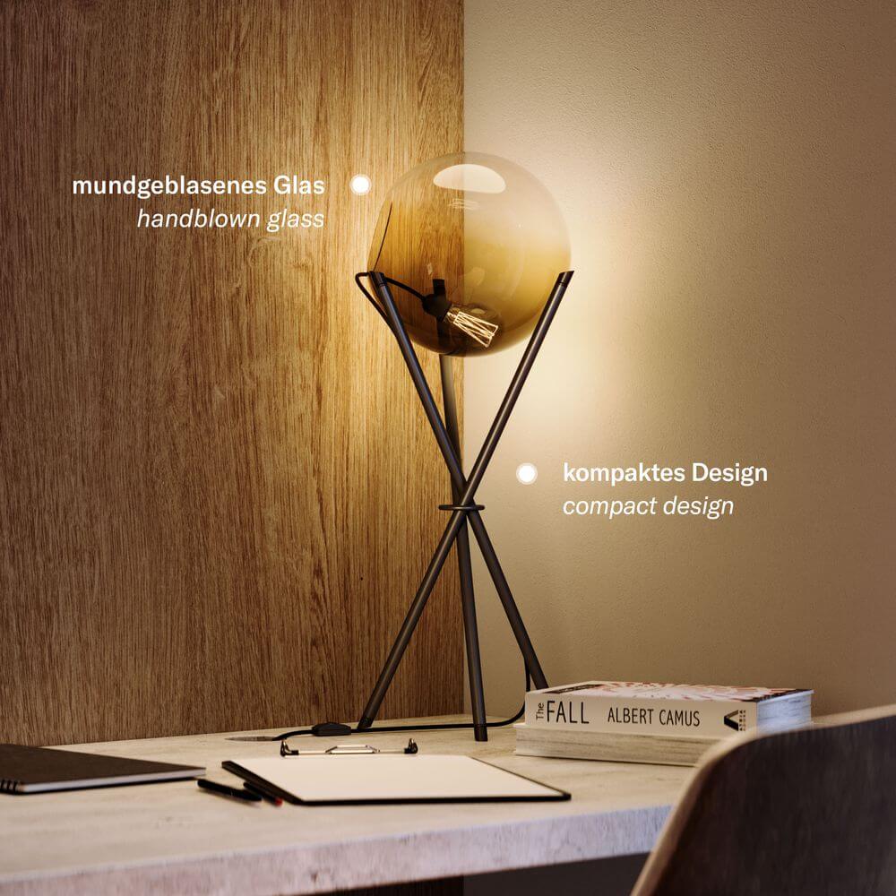 s.luce Orb Axis Glas-Tischlampe Dreibein 20cm auf Tisch mit mundgeblasenem Glas und kompakt im Design