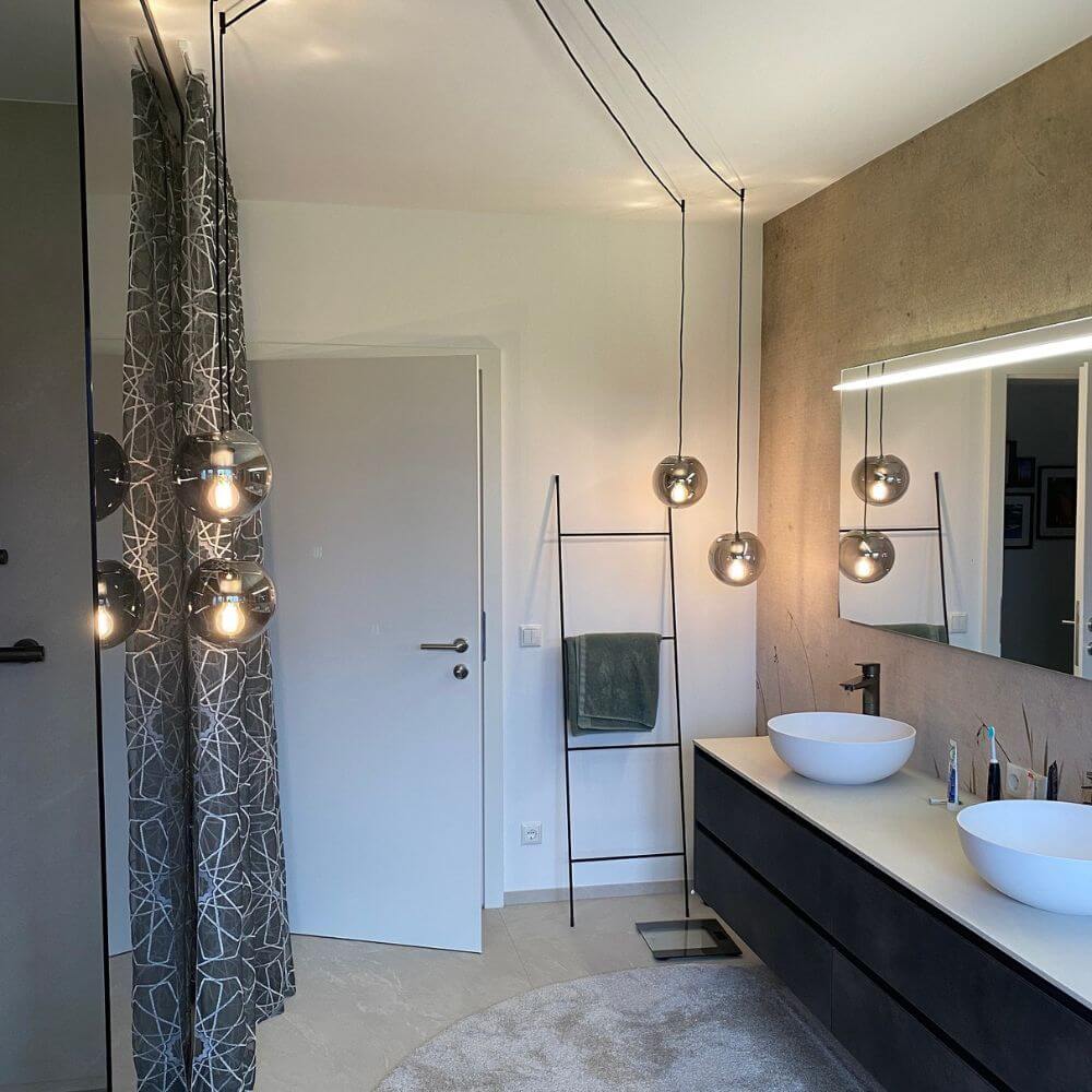 s.luce Orb Glaskugel Galerieleuchte 5m Abhängung im modernen Badezimmer mit Spiegel und minimalistischem Design.