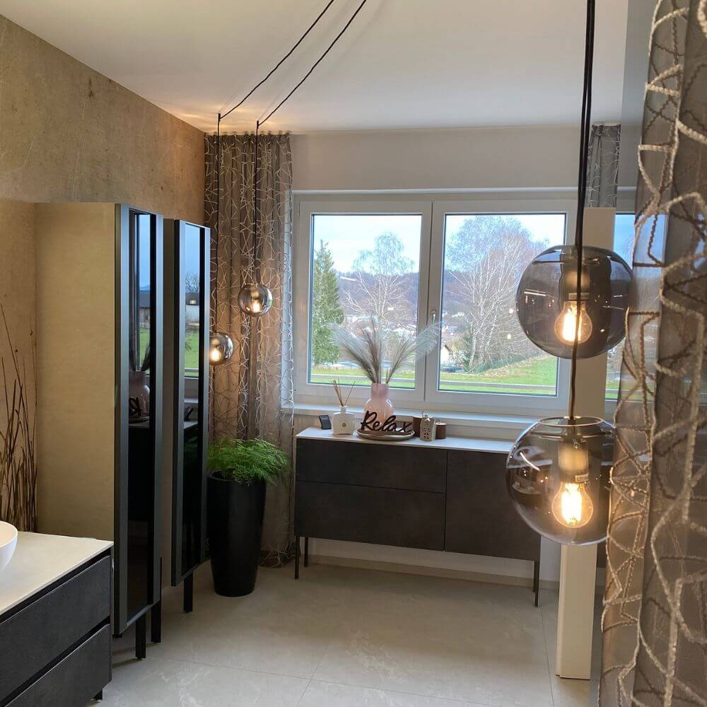 s.luce Orb Glaskugel Galerieleuchte 5m Abhängung in modernem Innenraum mit großen Fenstern