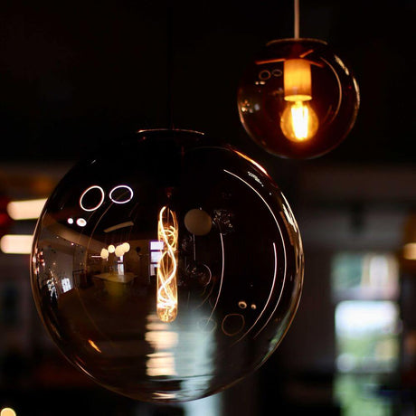 s.luce La lampe de galerie Orb en verre avec suspension de 5 m avec des boules de verre claires et fumées.