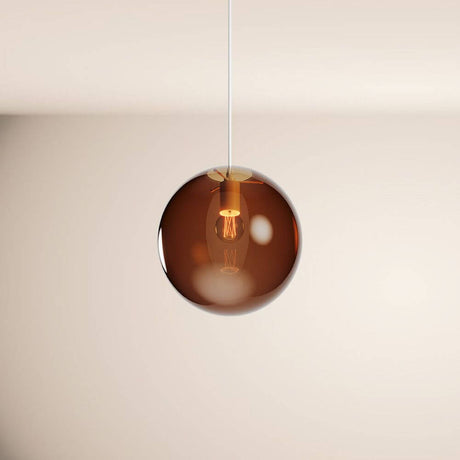 s.luce Orb Glaskugel Galerieleuchte Aufhängung 500cm Weiß in braunem Design, schwebend im modernen Raum.