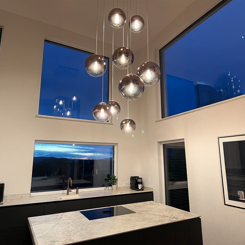 s.luce Orb Glaskugel Pendelleuchte Aufhängung 150cm Weiß im modernen Küchenambiente mit großen Fenstern.