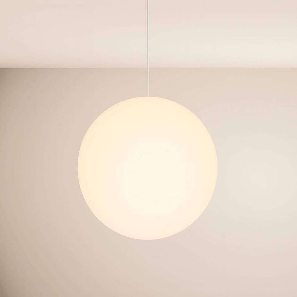 s.luce Orb Glaskugel Galerieleuchte Aufhängung 500cm Weiß in minimalistischer Design-Umgebung.