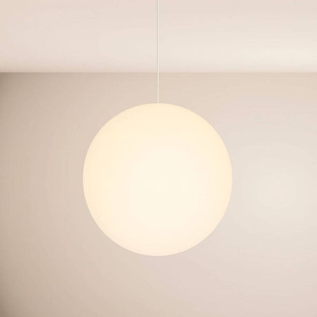 s.luce Orb Glaskugel Galerieleuchte Aufhängung 500cm Weiß in minimalistischer Design-Umgebung.