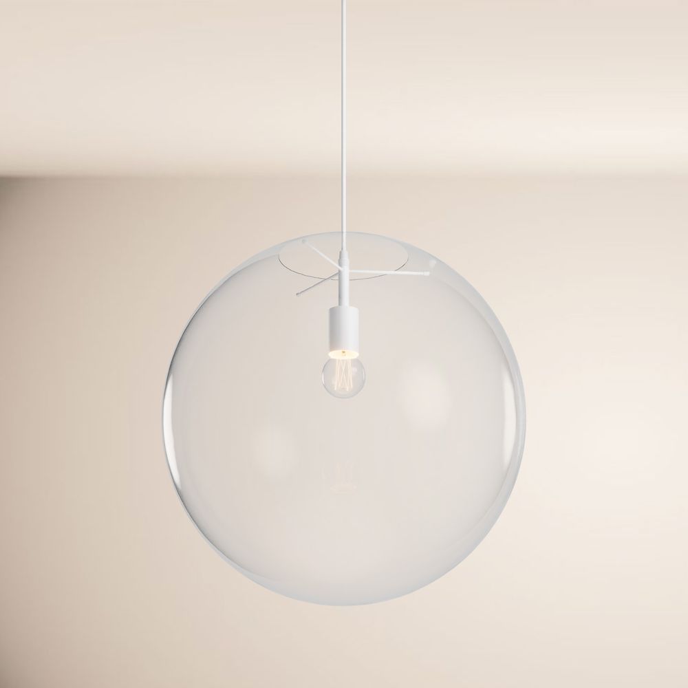 s.luce Orb Glaskugel Hängelampe 150cm Aufhängung Schwarz an einer weißen Decke hängend.