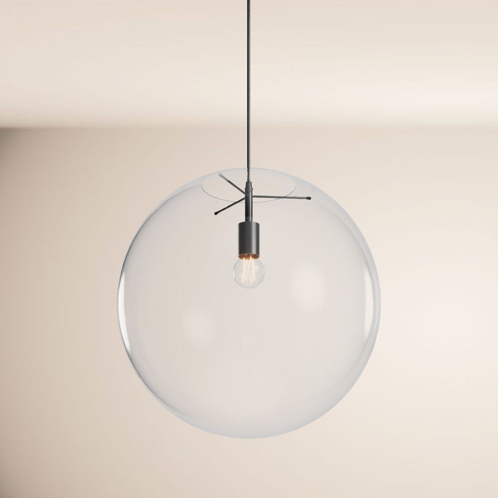 s.luce Orb Glaskugel Hängelampe 150cm Aufhängung Schwarz über einem neutralen Hintergrund.