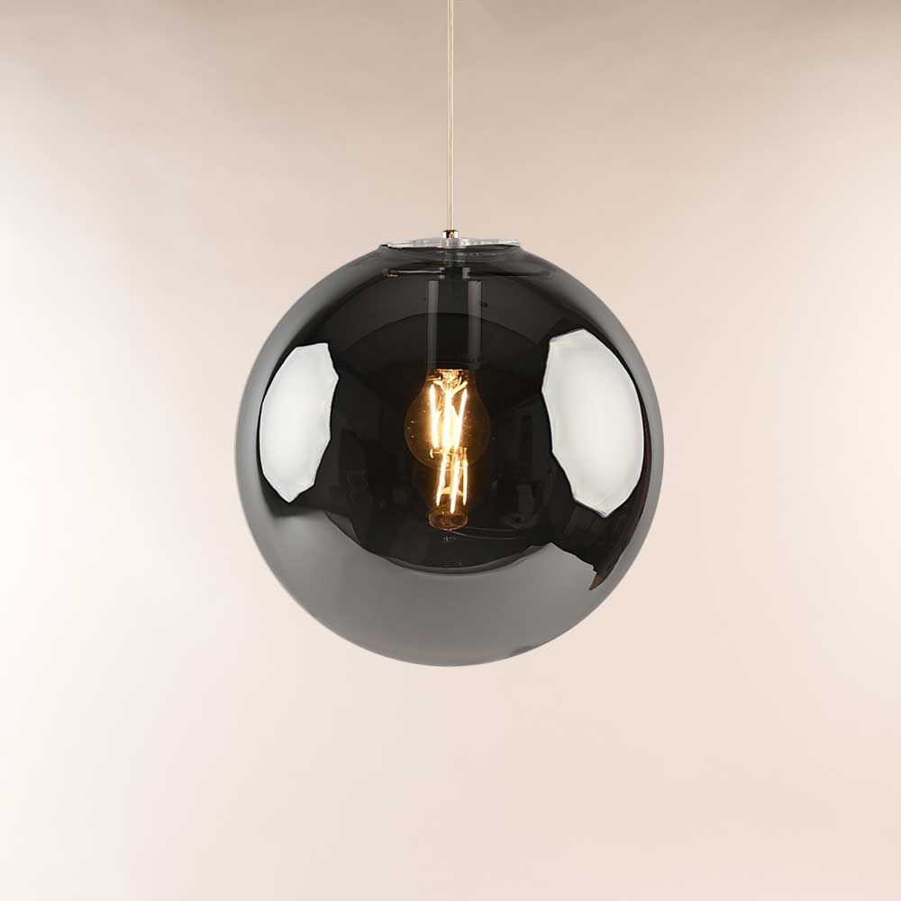 s.luce Lampada a sospensione Orb in vetro sfera con design moderno e nero, con lampadina visibile.