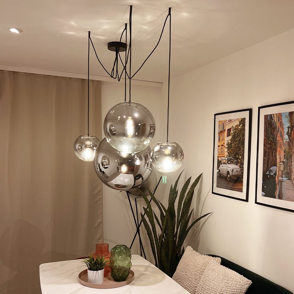s.luce Lampada a sospensione Orb in vetro sfera in un'area abitativa moderna con arredamento elegante.